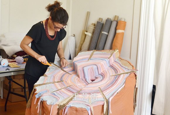 思念故人!过世父亲的旧衣物制作成树桩装置