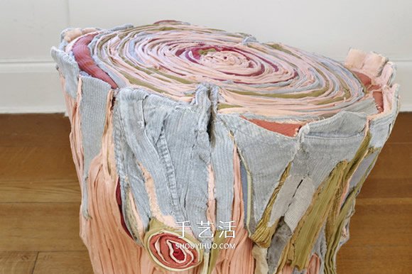 思念故人!过世父亲的旧衣物制作成树桩装置