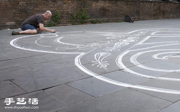 罗马艺术家的街头粉笔涂鸦艺术