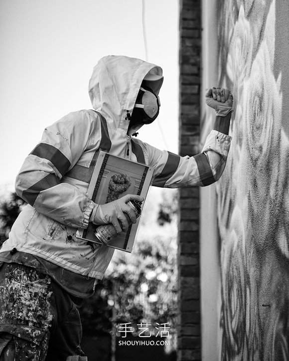 画出由花组成的立体拳头,象征着和平的力量