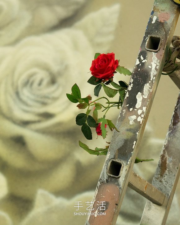 画出由花组成的立体拳头,象征着和平的力量