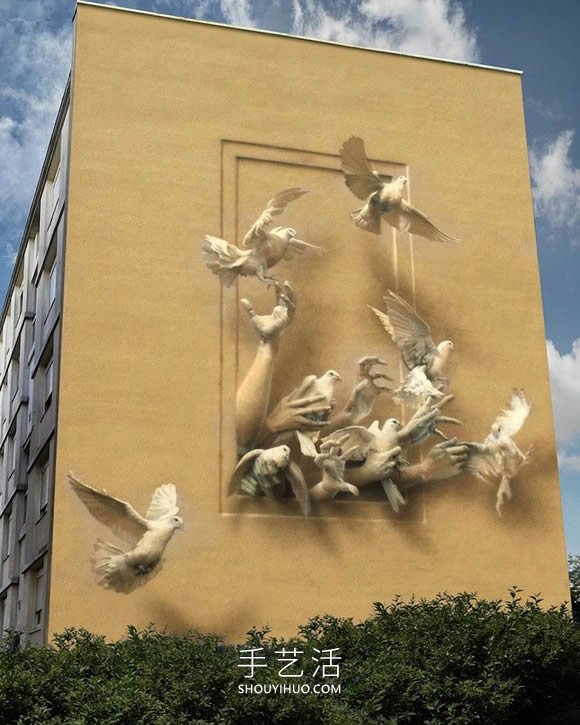 画出由花组成的立体拳头,象征着和平的力量