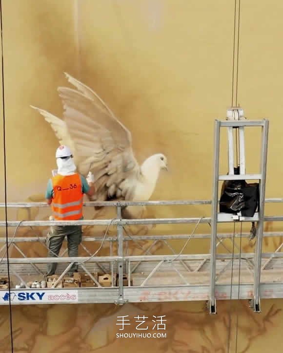 画出由花组成的立体拳头,象征着和平的力量