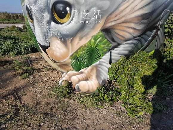 街头艺人用喷漆将汽油箱改造成斯芬克斯猫