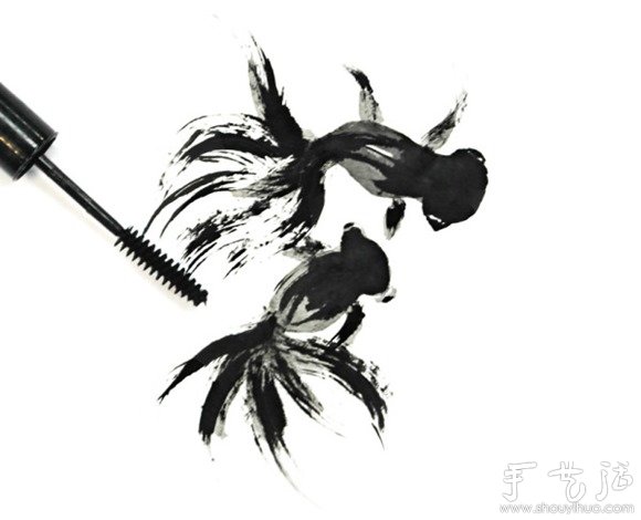 用化妆品创作的绘画作品