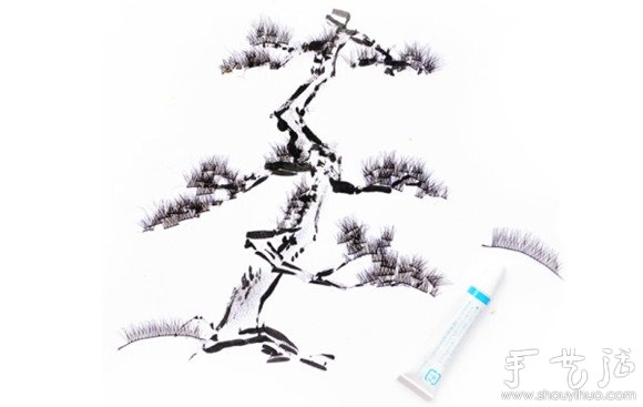 用化妆品创作的绘画作品