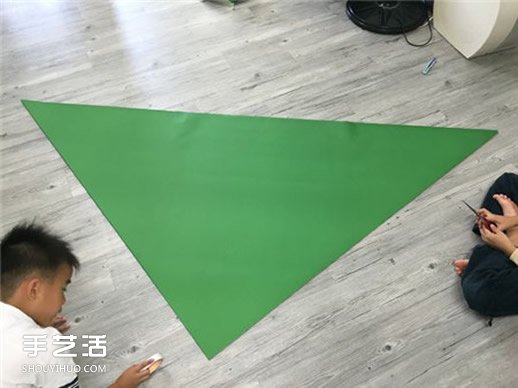 自制大圣诞树的方法 手工折纸大型圣诞树图解