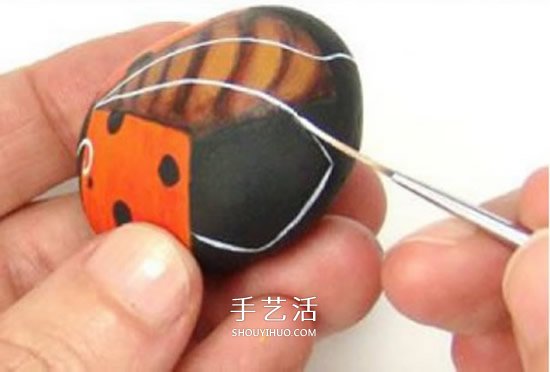 石头画七星瓢虫的教程 简单七星瓢虫石绘图解