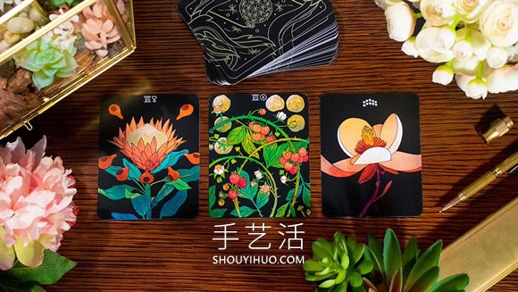手绘植物塔罗牌！结合神秘占卜、花语寓意和哲学