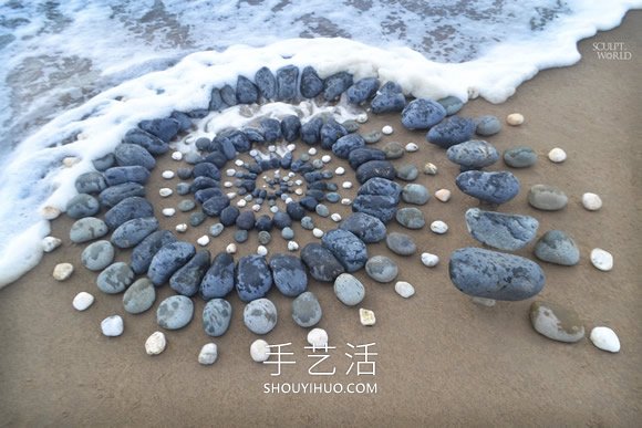 海滩上的拼搭艺术！令人赏心悦目的石头拼画