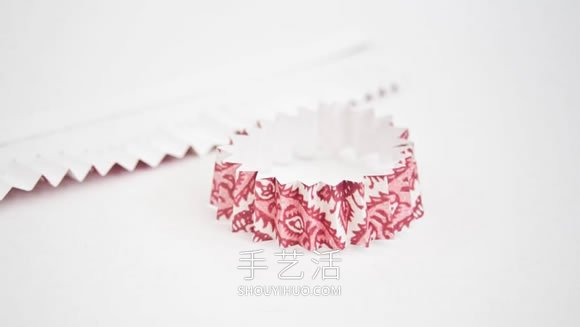 最简单装饰纸花制作视频 纸条加纽扣就搞定!