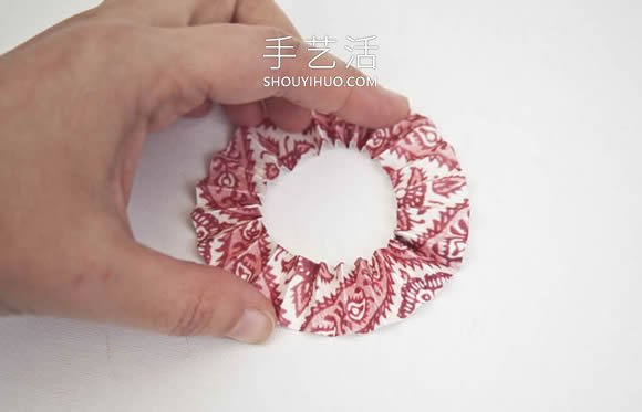 最简单装饰纸花制作视频 纸条加纽扣就搞定!