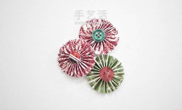 最简单装饰纸花制作视频 纸条加纽扣就搞定!
