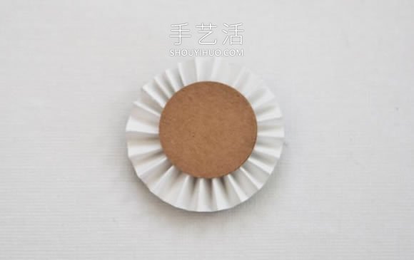 最简单装饰纸花制作视频 纸条加纽扣就搞定!