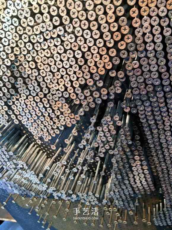 旋紧或松开,上万个螺丝钉制作的3D立体画像