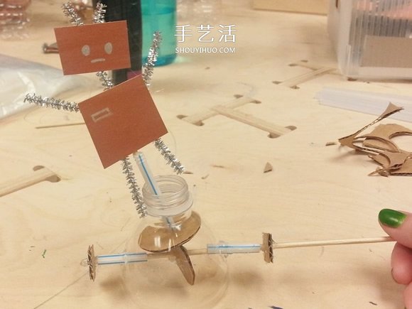 自制跳舞机器人的方法 一个凸轮就搞定!