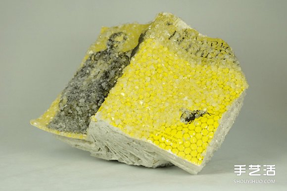 将书本用糖醃起来?艺术家凝结旧书的黄金岁月