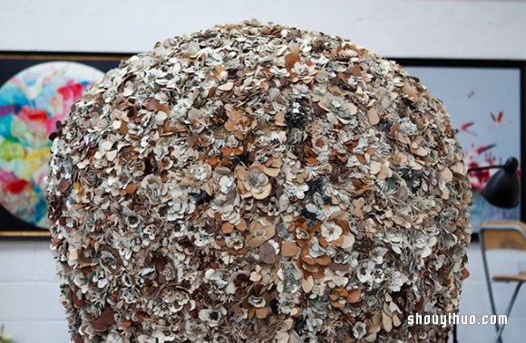 一千多块皮革一年时间 花意盎然的骷髅头创作