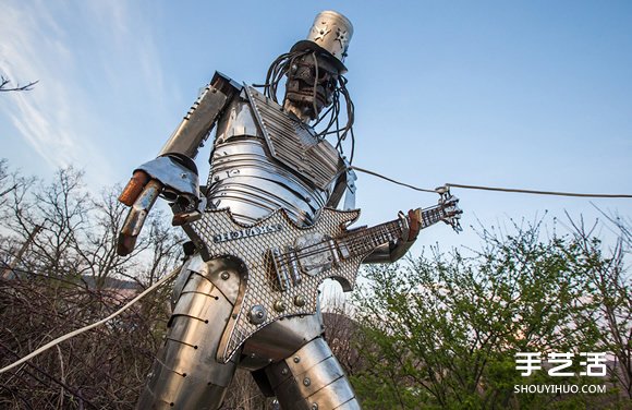 利用摩托车和汽车零件组装的骷髅变形金刚