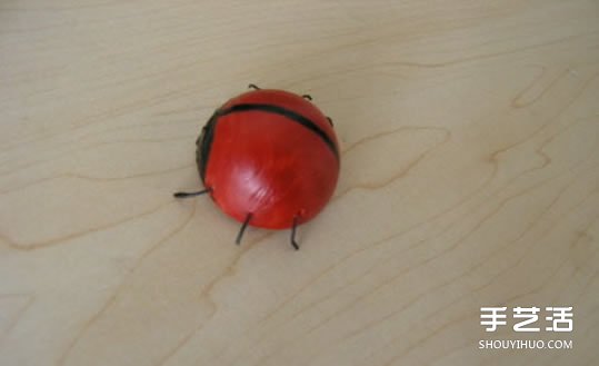 简单幼儿小手工:乒乓球制作七星瓢虫的方法